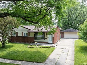 2534 Tarry Dr - Sterling Heights, MI