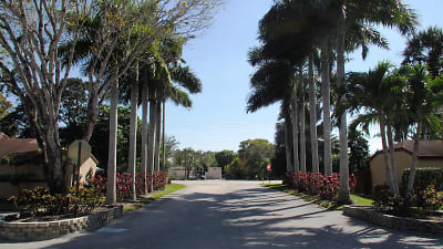 2102 Lakeview Dr W - Royal Palm Beach, FL