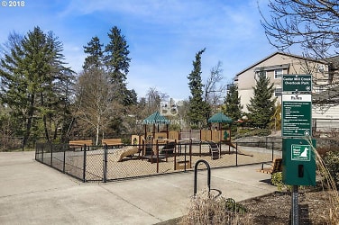 580 NW Lost Springs Terrace unit 403 - Portland, OR