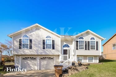 626 N Crest Dr - Raymore, MO