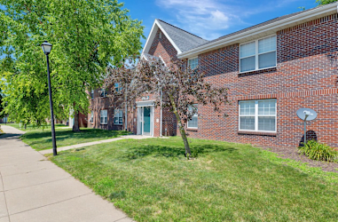 Elm Point Apartments - Bloomington, IL