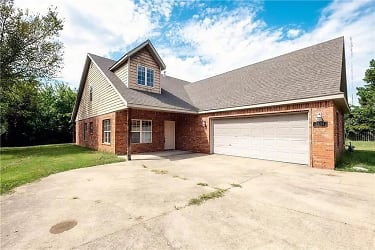 1834 W Creekmore Dr - Fayetteville, AR