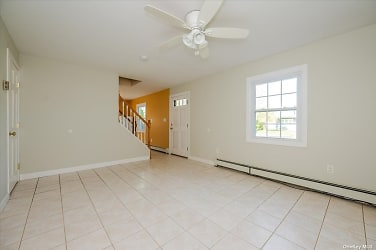 85 Hilltop Rd - Levittown, NY