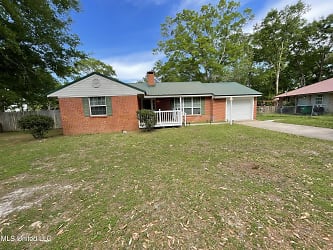 5112 Center Dr - Moss Point, MS
