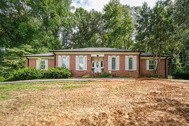 740 Friar Tuck Ln - Cookeville, TN