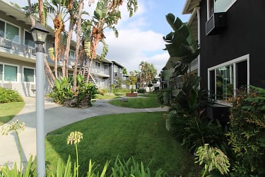 FOOTHILL VILLAGE Apartments - La Crescenta, CA