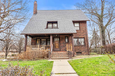 2675 Idlewood Rd - Cleveland Heights, OH