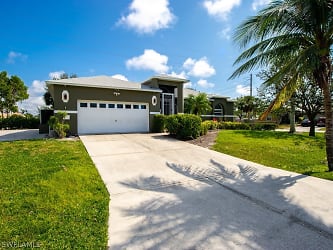 8790 Woodgate Manor Ct - Fort Myers, FL