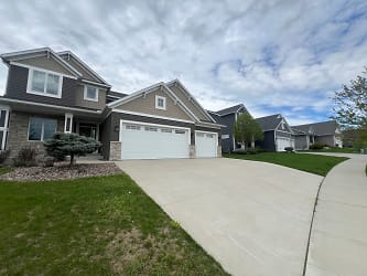 3247 Woodstone Dr SW - Rochester, MN