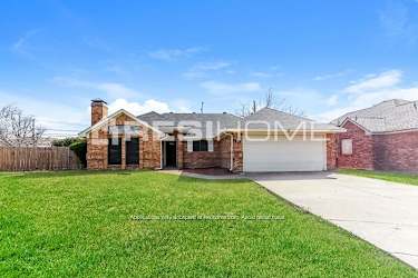 820 Maple Leaf Drive - Arlington, TX