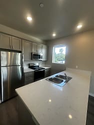 12547 SW Main St - Tigard, OR