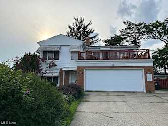 6234 N Canterbury Rd - Parma, OH