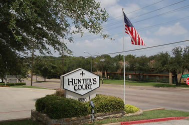 Hunter's Court Apartments - Dallas, TX