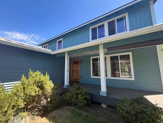 2500 NW Summerhill Dr - Bend, OR