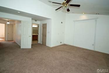 7 Vandeventer Ct #304 - Sayreville, NJ