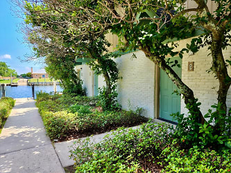 Awesome Location And Beautifully Fully Renovated Townhomes! Apartments - Slidell, LA