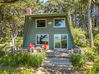 1318 NW Voyager Way - Seal Rock, OR