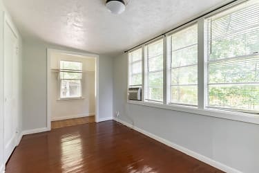 Room for rent. 616 West 25th Street - Houston, TX