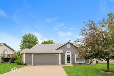 611 Willow Brook Dr - Raymore, MO