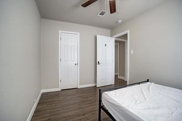 Room for Rent -  an 8 minute walk to Starbucks and - Houston, TX
