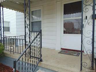 18556 Elkhart St - Harper Woods, MI