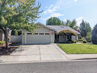 64 Mountain View Dr - Phoenix, OR