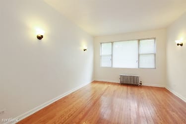 7801 S Saginaw Apartments Chicago Living Room_1