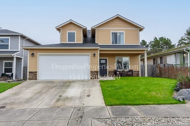 2337 Laura Ln - North Bend, OR