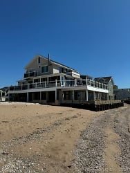 318 Cosey Beach Ave - East Haven, CT