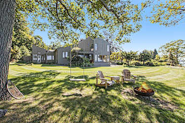 5015 Anderfind Dr - Ludington, MI