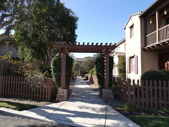 2243 Cottage Ln N - Santa Maria, CA