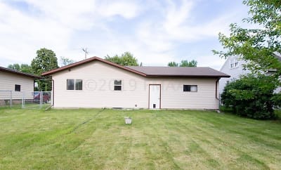 102 4th St SW - Dilworth, MN