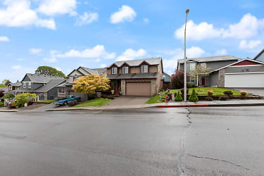 261 SW Oliver Ct - Dundee, OR