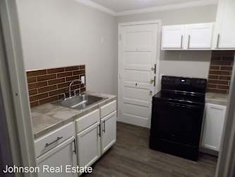 54 1/2 N Main St - Fairfield, IA