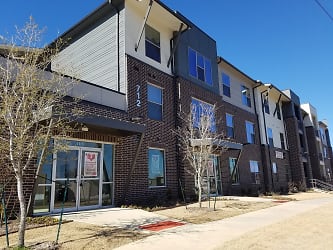Seven Twelve Apartments - Denton, TX
