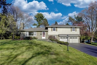 68 Hillcrest Dr - Penfield, NY