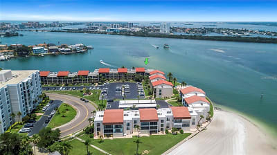 895 S Gulfview Blvd #202 - Clearwater, FL