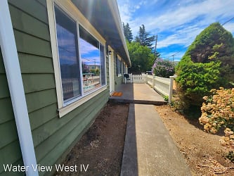 Refurbished 2 Bed 1 Bath With W/D In Unit - Close To Elk Rock, Max, On Bus Line Apartments - Milwaukie, OR