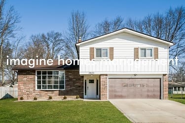 28644 Spruce Dr - North Olmsted, OH