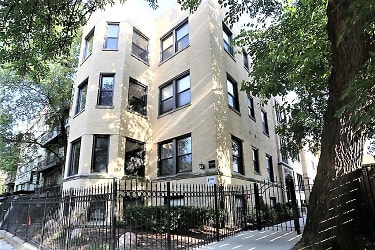 525 W Barry Ave unit 2N - Chicago, IL