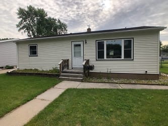 1001 Duplex Apartments - Grand Forks, ND