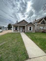 806 10th St NW - Minot, ND