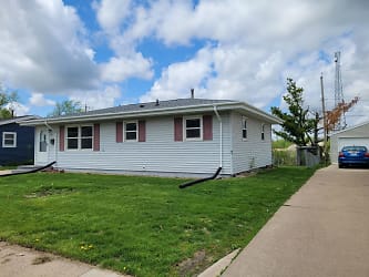480 Hillview Dr - Marion, IA