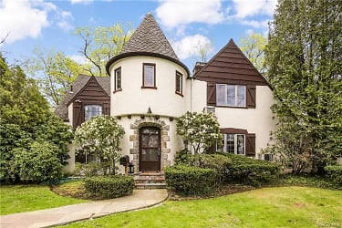 44 Graham Rd - Scarsdale, NY