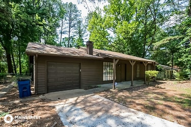 170 Peachtree Dr - Riverdale, GA