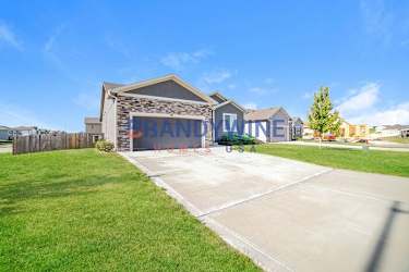 1116 SW Hawthorne Cir - Oak Grove, MO