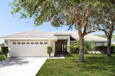 645 Winding Lake Dr - Clermont, FL