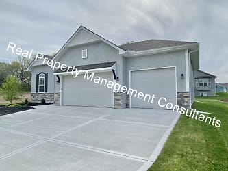 8327 SW 4th St - Blue Springs, MO