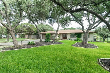 10211 Rafter O Trail - Helotes, TX