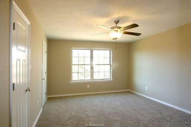4103 Whispering Creek Dr - College Station, TX